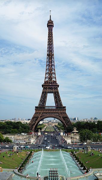 Eiffelova věž od paláce Chaillot s fontánou v zahradách Trocadéra a za obloukem s Martovým polem a průčelím École Militaire