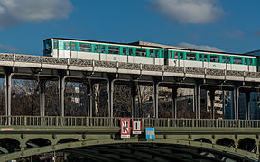 Un tren de la línea 6 cruza el puente de Bir-Hakeim.