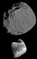Hình ảnh so sánh giữa Phobos (phía trên) và Deimos (phía dưới).