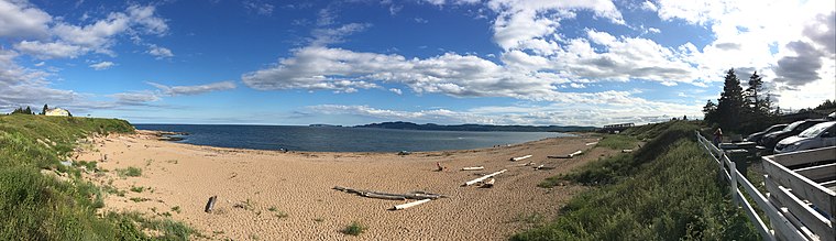 Plage de Barachois avec le pont ferroviaire sur la droite