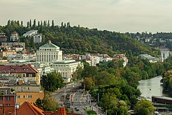 Panoráma Podolí s Podolskou vodárnou. Zelený pahorek v pozadí jsou Kavčí hory.