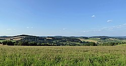 Krajina z vrcholu Metodka (788 m n. m.) v centrální části členité Pohledeckoskalské vrchoviny, georeliéfem tvořící v rozsahu 395 až 822 m n. m. geomorfologický okrsek