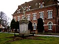 Altes Pfarrhaus und Saint-Michel-Statue