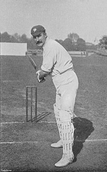 Ranji 1897 paĝo 173 Lord Hawke finiĝanta al drive.jpg