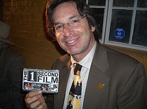 Schauspieler Robert Carradine mit einem Flyer des Films (2004)