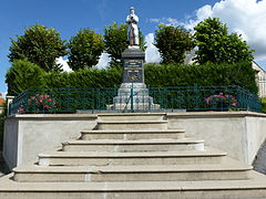 L'imposant monument aux morts.