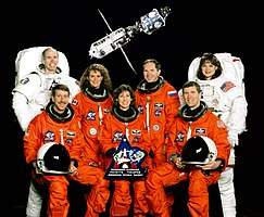 v.l.n.r. vorne: Kent Rominger, Ellen Ochoa, Rick Husband; hinten: Daniel Barry, Julie Payette, Waleri Tokarew, Tamara Jernigan