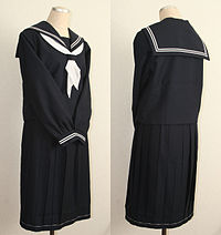 Een Japans schooluniform voor meisjes, winterversie met lange mouwen.