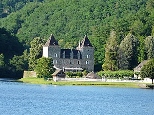 Das am Stausee gelegene Château Gibanel bei Saint-Martial-Entraygues