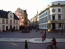 Дворцовая площадь в Висбадене от ступенек новой ратуши с видом на Марктштрассе: слева старая ратуша, справа городской дворец, а между ними фонтан на рыночной площади