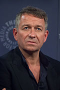 Sean Pertwee interprète Alfred Pennyworth.