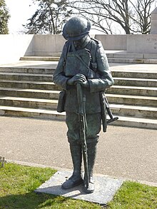 Bronze statue of a soldier in 1916-era battle dress