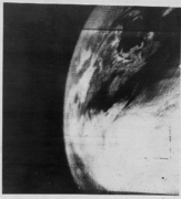 Primera imagen satelital de la Tierra transmitida por TV, tomada por el satélite meteorológico TIROS-1 (1960).