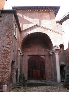 Vista posterior do portal no átrio da banheira romana.