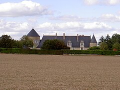 Photographie en couleurs d'un long édifice dont la façade est rythmée de tours rondes.