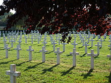 Photographie de croix alignés au cimetière militaire de Vitry-le-François.