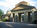 Waldfriedhof, Haupteingang mit Urnenmauer