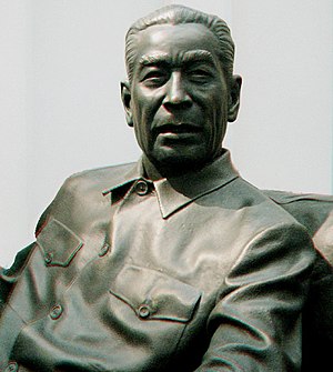 300px Zhou Enlai sculpture 2d