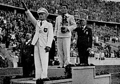 Росс Флуд (дальний) на церемонии награждения. 1936 год