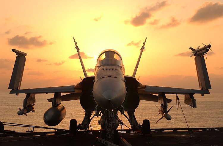 F/A-18 в боевой готовности на палубе авианосца «Джон К. Стеннис» (операция «Несокрушимая свобода»)