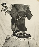 1900年至1905年期間，北京旗人婦女照片。架子頭背面，突出部分即燕尾[6]:88。