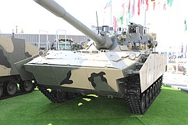 Un 2S25M Sprout-SDM1 avec un blindage rapporté exposé au salon international d’armement Army 2022, en août 2022.