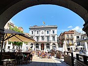 La plaça, amb l'Ajuntament, des de sota les voltes