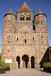 Massif occidental roman de l'église abbatiale.