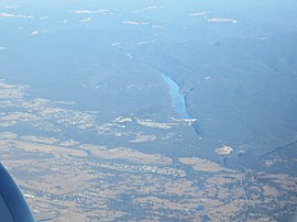 Вид с воздуха на плотину Варрагамба, Сильвердейл и Валасия.JPG