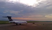 Air Uganda McDonnell Douglas MD-80 рулює на злітно-посадковій смузі 17