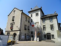 Photographie en couleur d'un hôtel de ville en travaux.