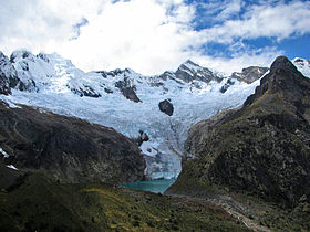 Le Pucajirca Ouest (à gauche), le Rinrijirca (centre-droite) et le Curuicashajana (à droite) derrière le glacier Arhuay et la laguna Arhuaycocha.