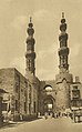 La porta fatimide di Bāb Zuwayla con i minareti gemelli della moschea di al-Mu'ayyad Shaykh. Herz restaurò sia la porta sia gli splendidi minareti.