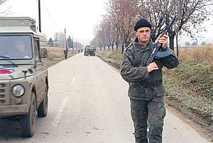 Immagine Balkans War 1991, foot patrol (Srpska dobrovoljačka garda) - Flickr - Peter Denton 丕特 . 天登.jpg.