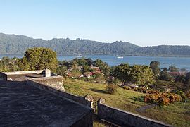 L'île de Banda Besar vue depuis le fort Belgica.