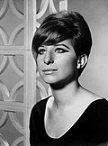 Foto hitam-putih Barbra Streisand pada 1965.