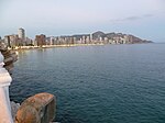 Kvällsvy över norra stranden i Benidorm sedd från yttersta udden på Plaça del Castell.