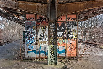 Parada ferroviária abandonada da Ferrovia Siemens (Siemensbahn) em Berlim, Alemanha. A Siemensbahn é uma linha ferroviária elevada do S-Bahn-Berlin, que vai de Jungfernheide a Gartenfeld por quase quatro quilômetros e meio. O nome deriva da empresa Siemens & Halske, que construiu a linha de forma independente entre 1927 e 1929. Após a greve do Reichsbahn em setembro de 1980, os serviços S-Bahn foram interrompidos, mas os procedimentos formais de fechamento nunca foram iniciados para a linha. Prevê-se reativar a rota até o outono de 2029. (definição 7 665 × 5 110)