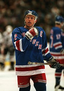 Photo couleur de Brian Leetch dans l'uniforme des Rangers.