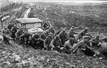 Soldati della Wehrmacht mentre tirano un'automobile attraverso il fango, novembre 1941