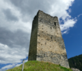 Burg Strassberg gelegen op een heuvel