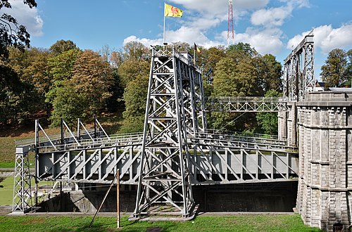 Vue latérale de l'ascenseur numéro 2 d'Houdeng-Aimeries, montrant l'absence du pont-canal[28] et le guidage unique situé au milieu[29].