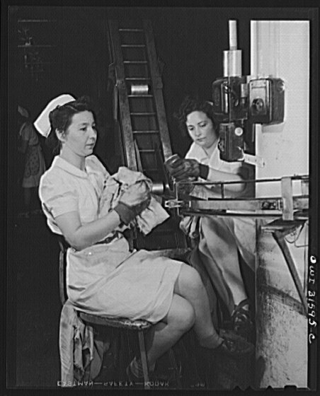 File:Cincinnati, Ohio. Preparing canned pork (Russian- "svinaia tushonka") for lend-lease shipment to the USSR at the Kroger grocery and baking company. Inspectors see each can after it comes out of the LCCN2017856951.tif