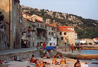 Häuser am Strand von Baška