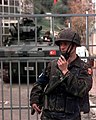 サラエヴォにて警備に当たるトルコ軍の兵士。M1ヘルメットに迷彩覆いと固定用バンドを着用。（1996年）