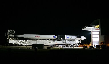 Falcon 9 із символікою НАСА (так званим черв'яком), що вперше застосовується із 1992 року