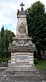 Evangelisch-Lutherische Kirche, drei Grabanlagen mit Einfriedung, Denkmal für die Gefallenen von 1870/71, Denkmal für die Gefallenen des Ersten Weltkrieges sowie Torzugang und schmiedeeiserne Einfriedung zur Straße (Einzeldenkmale zu ID-Nr. 09303669)