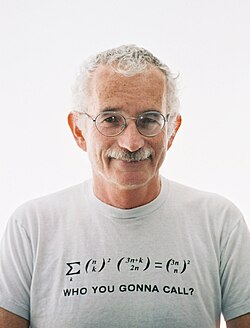 Doron Zeilberger egy hipergeometrikus azonossággal díszített pólóingben