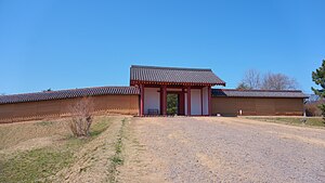 秋田城の復元された外郭東門と築地塀（2022年4月）