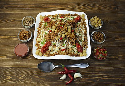 Kushari, sebuah hidangan Mesir yang terbuat dari nasi, makaroni dan lentil yang dicampur secara bersamaan, dan diberi saus tomat-cuka di bagian atasnya.